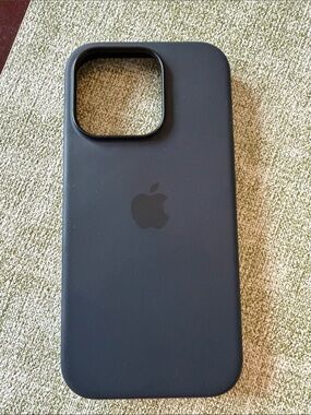 iPhone 16 pro Apple black silicone case